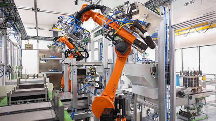 Robot-arms-Questone Robot arms building electrolyzers stacks