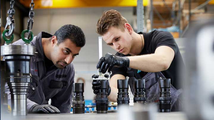 MA-OEMexpertise service engineers maintaining an engine